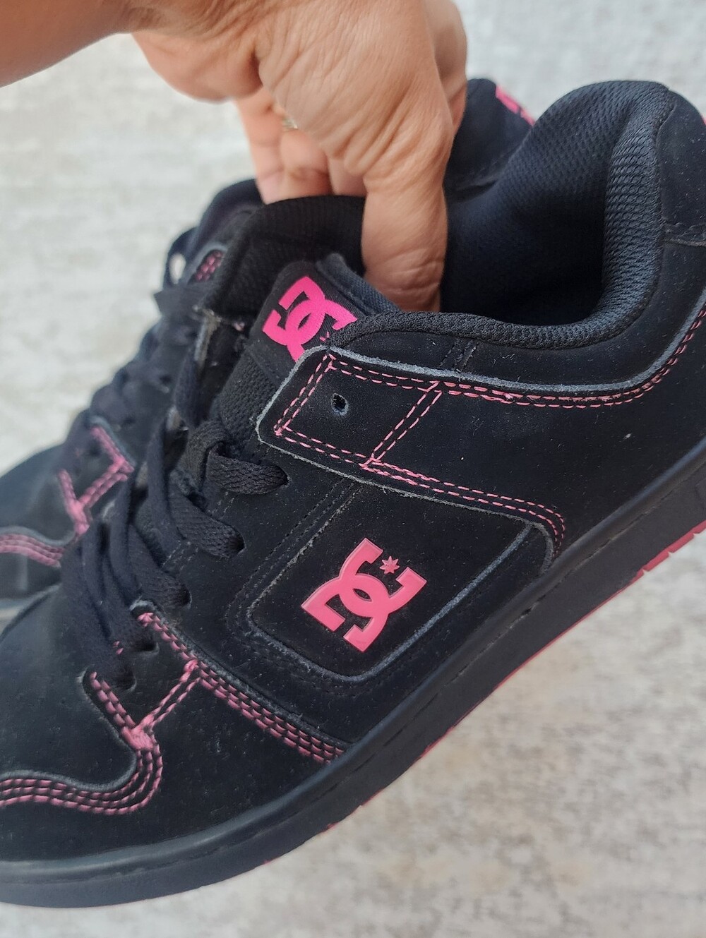 DC Womens Manteca 4 Black and Pink Low-Top Skater Sneakers, Sz 8.5